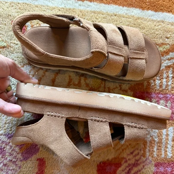 UGG sz 7 womens Goldenstar strap sandal chestnut - Picture 5 of 6